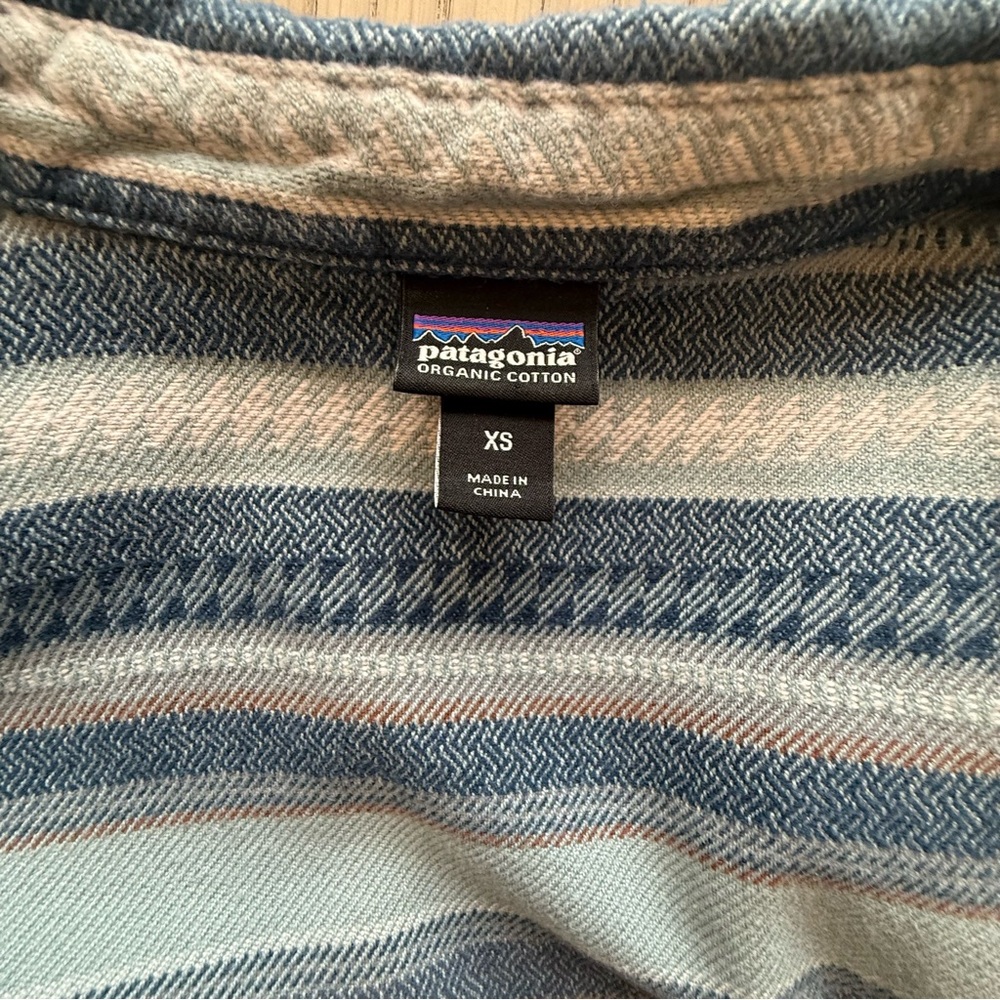 Patagonia Women’s Striped Blue and Grey Organic Cotton Shirt Size XS - Picture 9 of 9